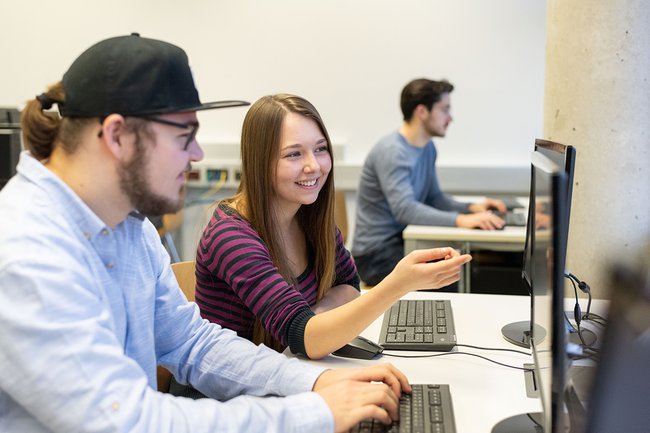 Studierende im Net Lab