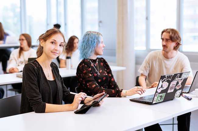 Studierende am Laptop und Tablet Studierende am Laptop und Tablet