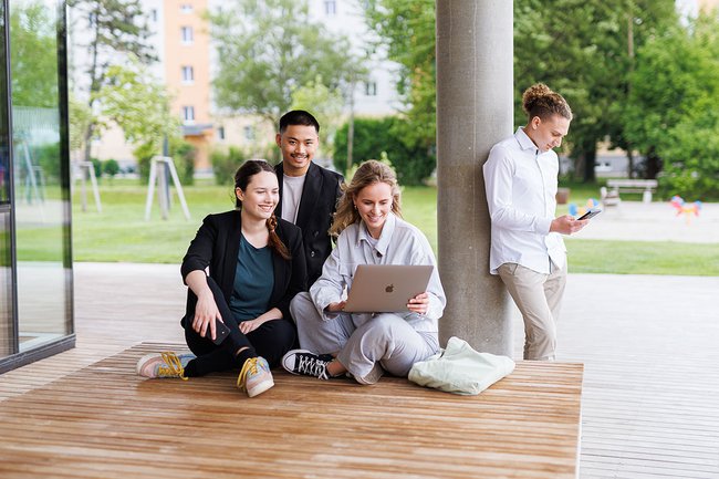 Studierende vor der FH 