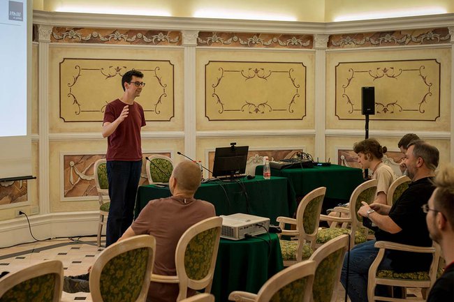 Junior Researcher Karajan Enge bei der SoniScope Präsentation in Rom.