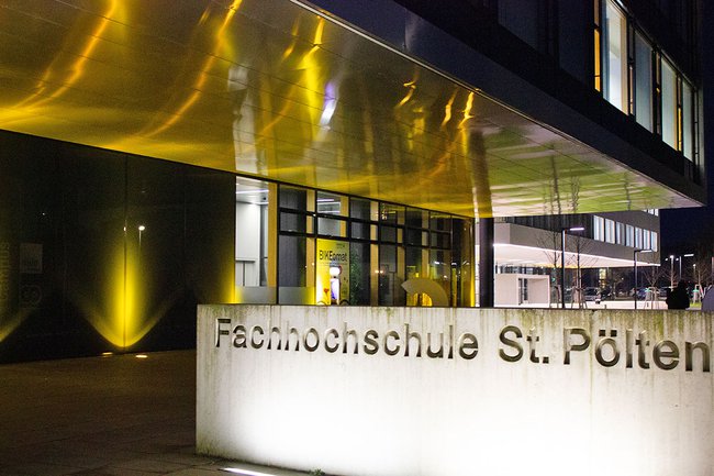 Der Campus der Fachhochschule St. Pölten, orange beleuchtet