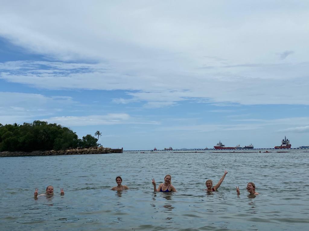 Singapur: Santosa, Baden im Meer mit Freund*innen