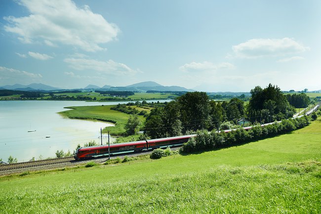 Zug in der Landschaft in Österreich