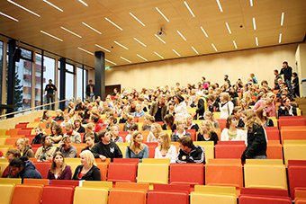 Audimax von unten fotografiert mit Studierenden