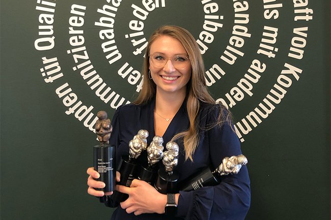 Julia Jobst gewann dieses Jahr mit ihrem Team fünf Stück der begehrten CCA-Venus (4x Silber, 1x Bronze) für die „Twice the nice“-Kampagne von spark7