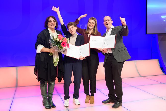 Die Gewinnerinnen des Austrian Young PR Award mit Sabine Fichtinger (li.) und Studiengangsleiter Harald Wimmer (re.)