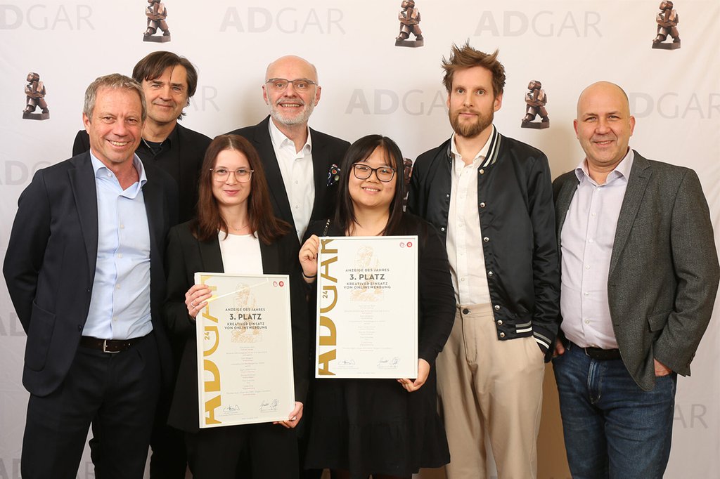 ADGAR-Award 2024: Die Marketing-Absolventinnen Nicole Pollitzer und Huan Xin Chen holen sich den 3. Platz