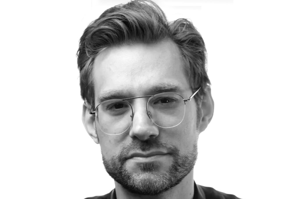 Porträtfoto von Reiner Reitsamer - er trägt eine große Brille und hat einen gepflegten 3-Tage-Bart
