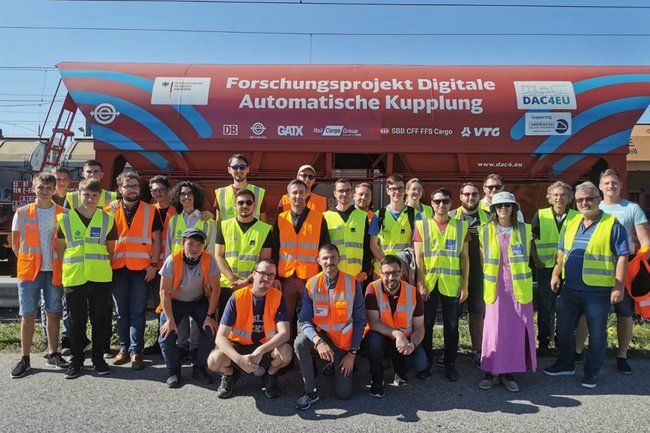 Studierendengruppe vor dem DAK-Testzug