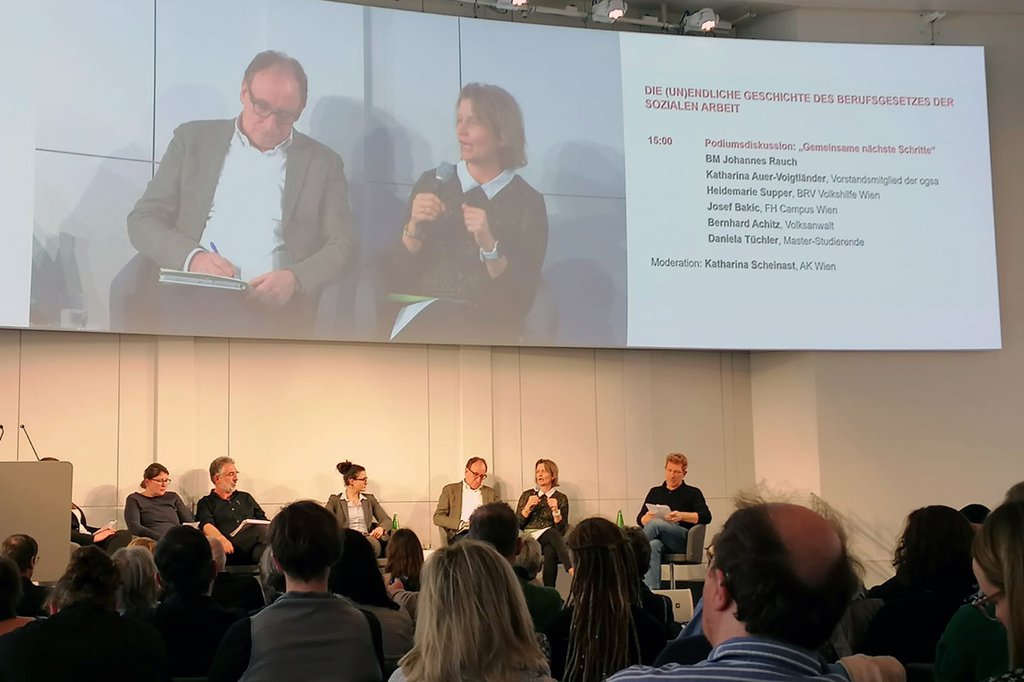 Katharina Auer und Johannes Rauch bei der Podiumsdiskussion zum Berufsgesetz der Sozialen Arbeit