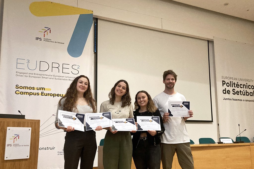 Studierende erhalten den Award für die beste Website bei ihrem Aufenthalt in Portugal