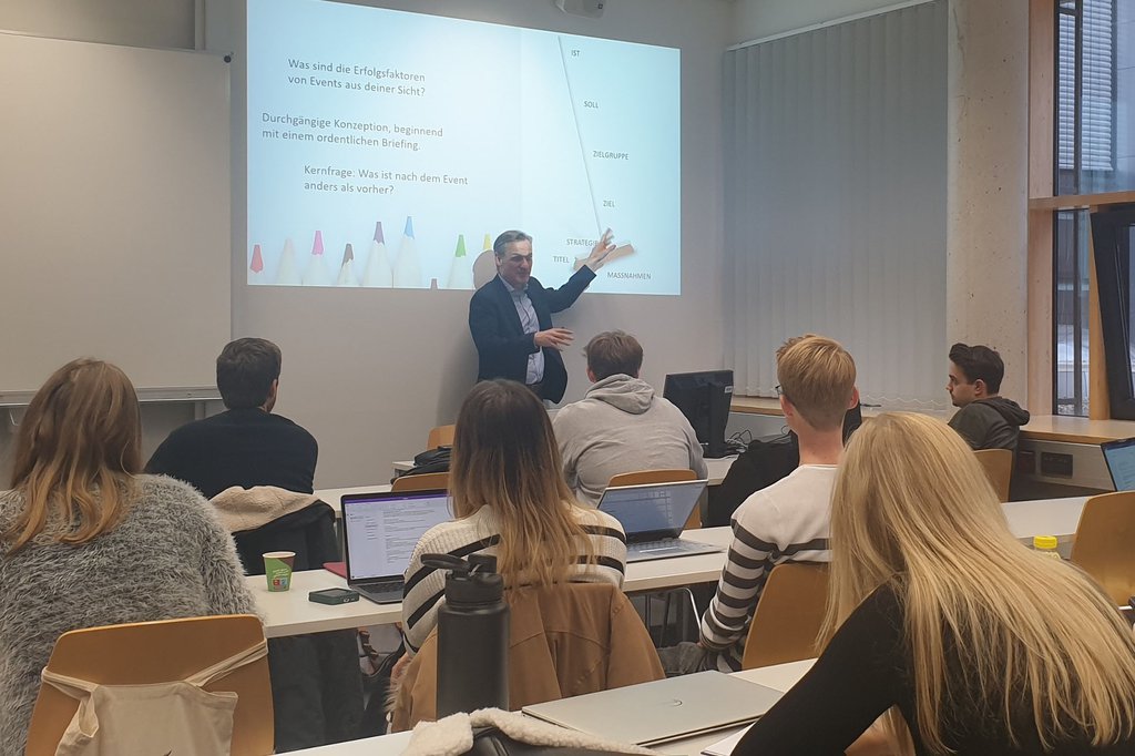 Gert Zaunbauer bei einem Gastvortrag im Masterlehrgang "Eventmanagement" an der FH St. Pölten