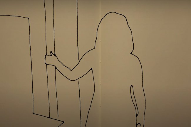 Screenshot aus dem Video von Michael Keplinger, auf braunem Papier ist mit dünner schwarzer Linie gezeichnet eine Silhouette einer Frau, die sich an einem Türrahmen hält