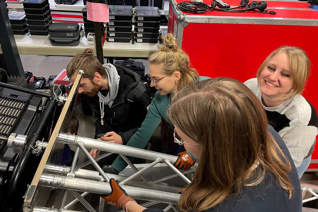 Studierende des Lehrgangs Eventmanagement auf Exkursion zu Juraczka Eventtechnik