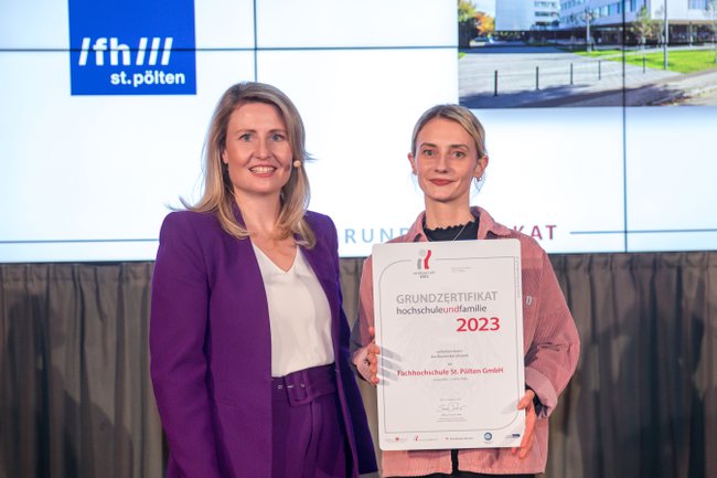 Katharina Nöstlinger (Gender-und-Diversity-Beauftragte der FH St. Pölten) bei der Preisverleihung mit Bundesministerin Susanne Raab.