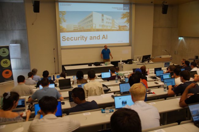 Simon Tjoa hält einen Vortrag über Security and AI vor internationalem Publikum