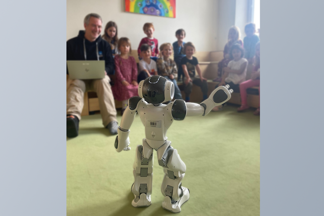 Der Roboter NAO zeigt den Kindergartenkindern was er kann