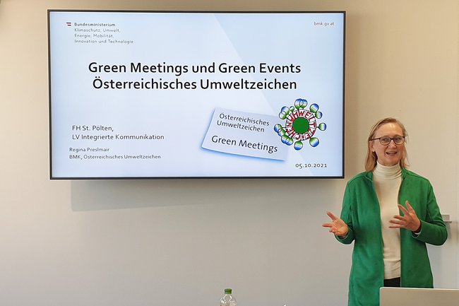 Regina Preslmair gibt bei einem Gastvortrag im Masterlehrgang Eventmanagement der FH St. Pölten Einblicke in die Gestaltung von Green Meetings und Green Events