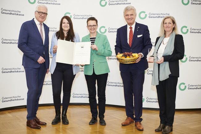 Sandra Weidinger und Silke Seper vom FH-Service Personal und Recht nehmen den Preis entgegen