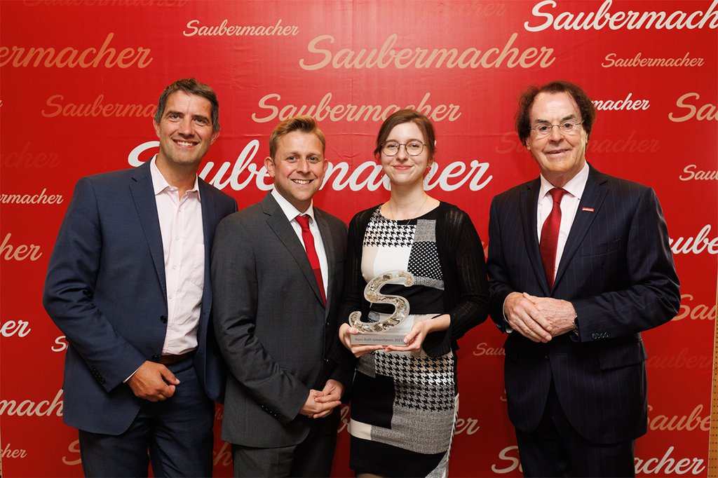 In der Mitte: Thomas Felberbauer zusammen mit Miriam Widhalm bei der Verleihung