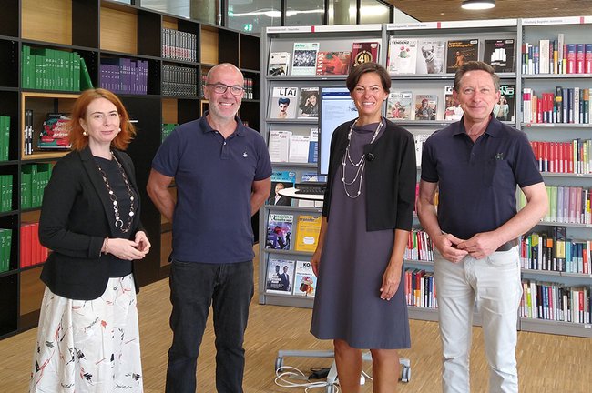 Copyright: FH St. Pölten / Karl Rathmanner - v.l.n.r. Ursula Bazant, Christian Kieslinger, Silvia Angelo, Otfried Knoll Ursula Bazant und Silvia Angelo von den OEBB besuchen den FH Campus