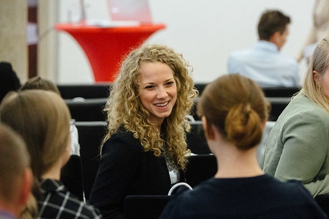 Kathrin Daxböck ist die erste Absolventin des Master Studiengangs Wirtschafts- und Finanzkommunikation.