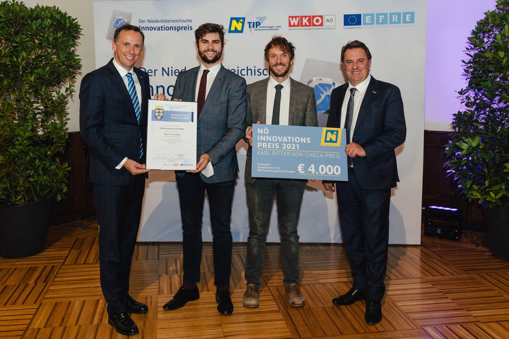 Djordje Slijepčević und Brian Horsak bei der Preisverleihung mit WKO-NÖ-Präsident Wolfgang Ecker und LR Jochen Danninger