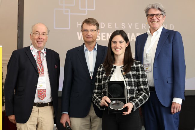 Marketing-Studentin Jana Walch wurde mit dem Wissenschaftspreis des Handelsverbands in der Kategorie  "Beste Bachelorarbeit" ausgezeichnet