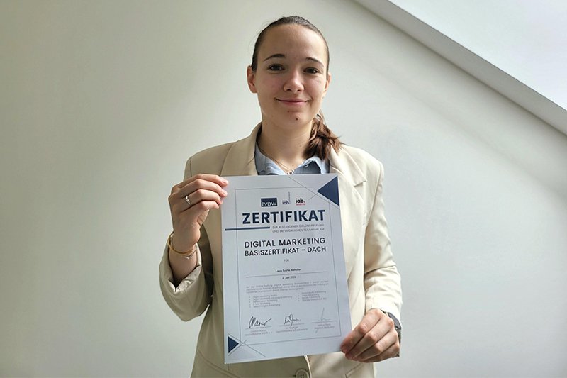 Laura Sophie Maihoffer, Absolventin des Studiengangs Marketing & Kommunikation an der FH St. Pölten, hat das IAB Digital Marketing Basis Zertifikat erfolgreich absolviert.