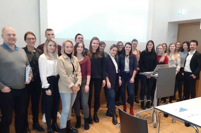 Studierende der FH St. Pölten führten Marktforschungsstudien für die Oberösterreichischen Nachrichten durch.