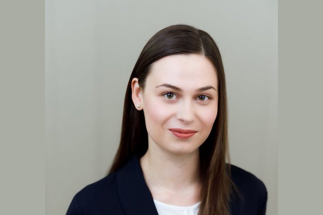 Laura Marchler, Studentin des Masterstudiengangs Wirtschafts- und Finanzkommunikation, im Interview