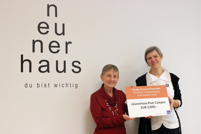 Monika Vyslouzil übergibt den Preis an Elisabeth Hammer (c) neunerhaus