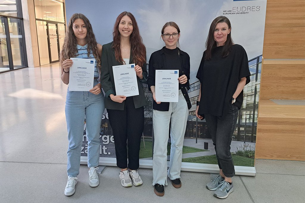 Katja Haunold, Yasemin Winter und Ida Wührer – alle drei Studentinnen im Master Digital Business Communications - wurden kürzlich für ihre herausragenden Leistungen im Studium ausgezeichnet.