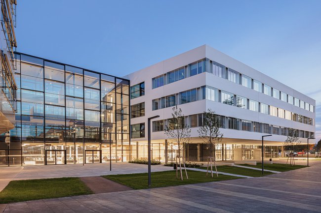 Ansicht des Campus der FH St. Pölten im Abendlicht