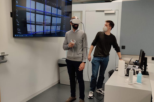 Gastvortragender mit Virtual Reality Brille im Unterricht