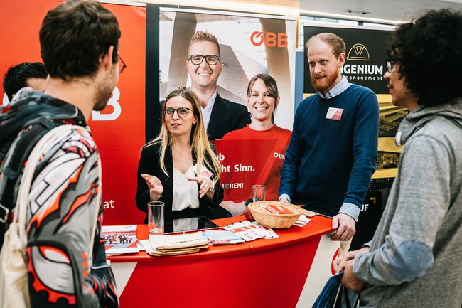 Karrieregespräche auf der 8. Firmenmesse der Bahnbranche