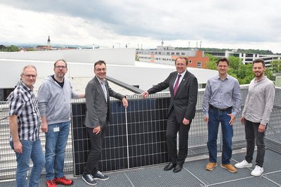 Copyright: Vorlaufer; Franz Kern und Michael Gattringer, zuständig für die FH-Infrastruktur, sowie Geschäftsführer Johann Haag, Bürgermeister Matthias Stadler und Andreas Rummel sowie Goran Martinovic, ebenfalls von der FH-Infrastruktur, freuen sich schon auf die neue Anlage mit 500 kWp Leistung. Sonnenkraft für FH-Dach