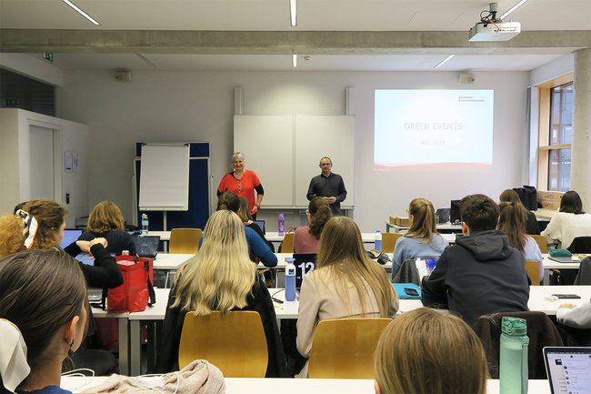 Dozentin Michi Vadasz mit Gerhard Kampits