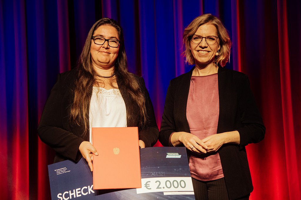 Alexandra Anderluh mit Bundesministerin Leonore Gewessler