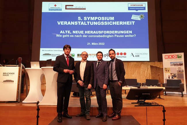 v.li.: Harald Rametsteiner, Veranstalter Gerhard Kampits (von der event-akademie) und Georg Geczek (Competence Center Event Safety Management vom Wiener Rotes Kreuz), Moderator Christoph Berndl (Chefredakteur Fachmagazin Messe & Event).