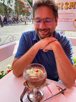 Helmut mit Schokoeis.jpg