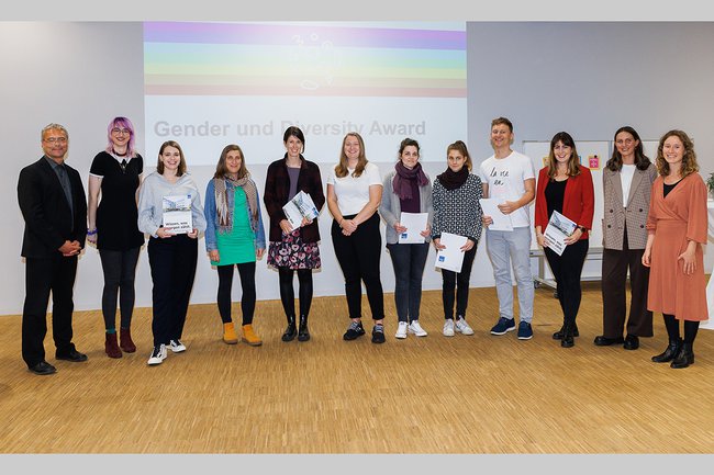 Die Jury und die Teilnehmenden des Gender und Diversity Awards stehen gemeinsam auf der Bühne