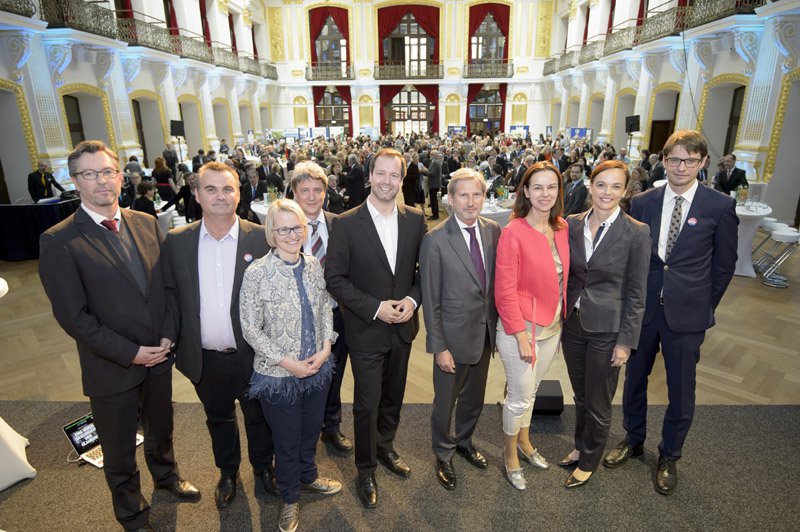 Elmar Pichl (BMWFW), Gerhard Moßhammer (Interkulturelles Zentrum), Christina Engel-Unterberger (Interkulturelles Zentrum), Samo Kobenter (BMLVS), Stefan Zotti (OeAD-GmbH), Johannes Hahn (Europäische Kommission), Sophie Karmasin (BMFJ), Sonja Hammerschmid (BMB) und Ernst Gesslbauer (OeAD-GmbH)