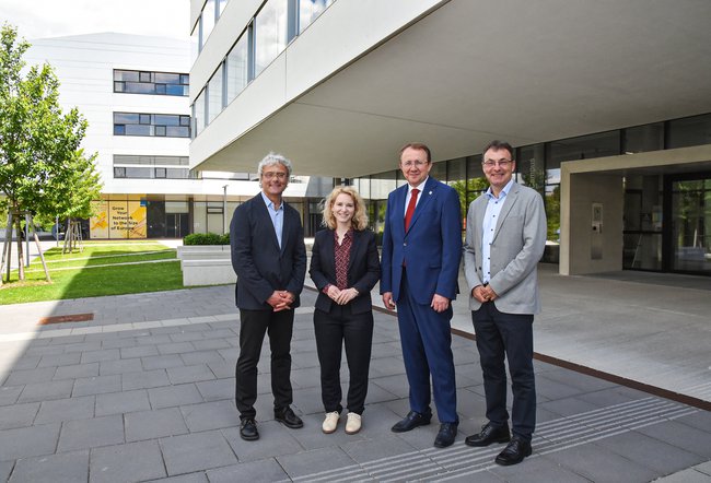 Copyright: Josef Vorlaufer | (v.l.n.r.): FH-Geschäftsführer Hannes Raffaseder, Bundesministerin Eva-Maria Holzleitner, Bürgermeister Matthias Stadler, FH-Geschäftsführer Johann Haag. Erfolgreiches Geschäftsjahr 2024