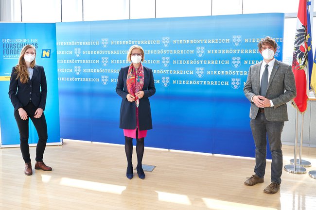 Claudia Gusenbauer (BOKU), Landeshauptfrau Johanna Mikl-Leitner und Brian Horsak (FH St. Pölten)