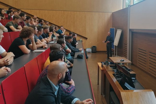 Studierende bei Einführungsvorlesung