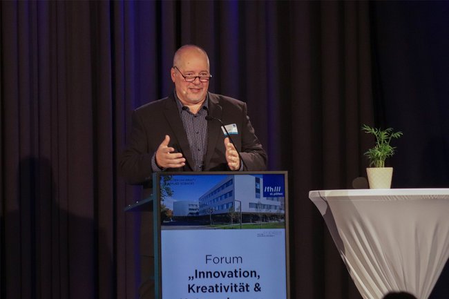 Copyright: © Sarah Schweiger Peiman Zamani leitet das Forum „Innovation, Kreativität & Unternehmensgründung“ und begrüßte die rund 180 Teilnehmer*innen an der FH St. Pölten