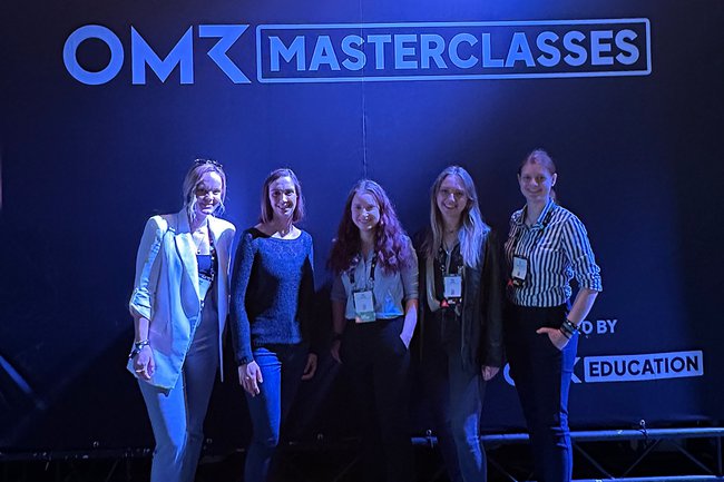 Studierende des Masterstudiums Digital Marketing u Kommunikation auf der OMR in Hamburg