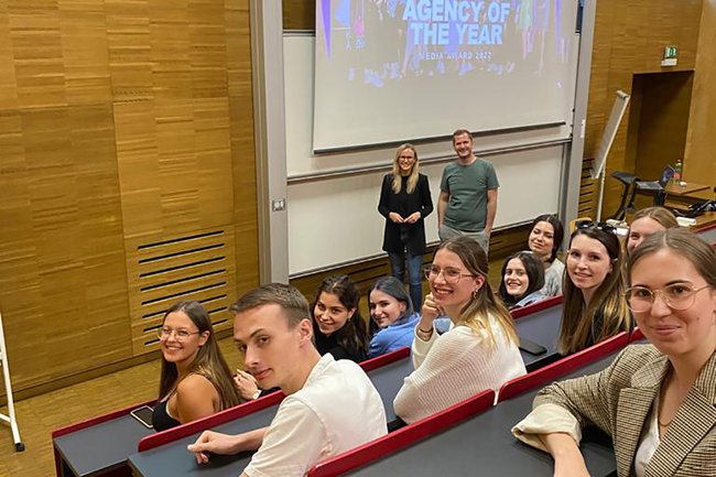 Studiernde im Bachelor "Marketing & Kommunikation" bei einem Gastvortrag der Agentur Mediaplus an der FH St. Pölten