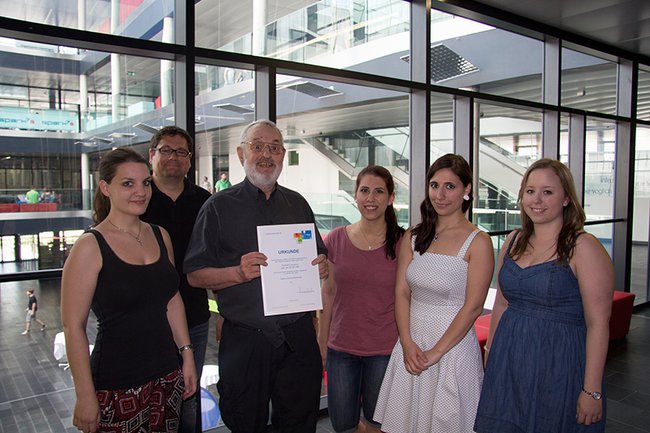 Gerhard Turcsanyi an der FH St. Pölten umringt von seinen Student*innen